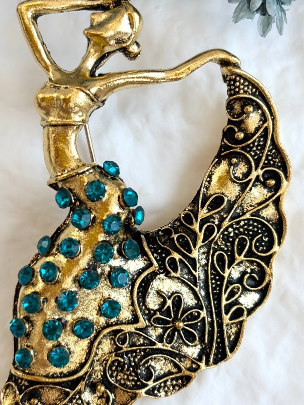 Mint Flamenco Dancer Peacock Gold Toned Textured Floral Vintage Style Brooch Pin - Picture 8 of 16